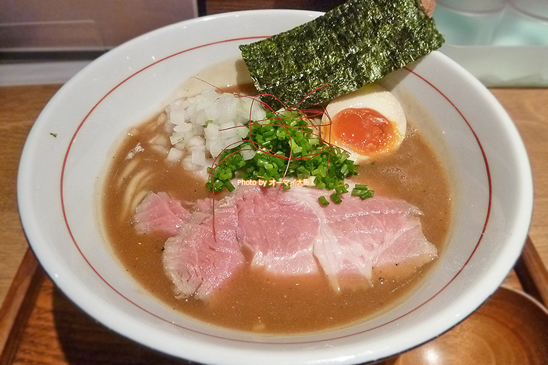 人気急上昇のラーメン店「麺と心7」が誇る「たまり醤油の煮干白湯ラーメン」です。