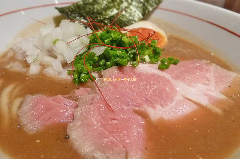 話題のラーメンを生み出す「麺と心7」の「たまり醤油の煮干白湯ラーメン」のチャーシューです。