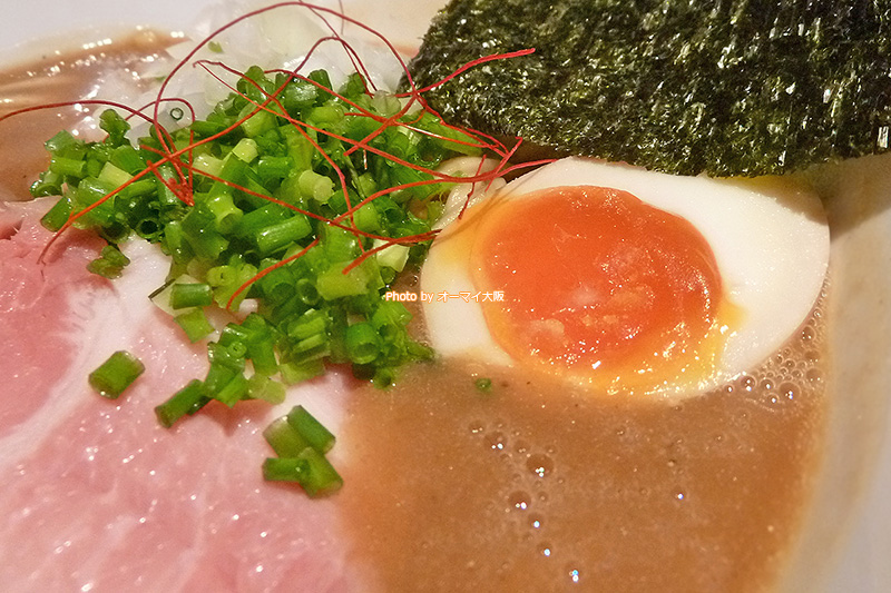 人気店「麺と心7」の「たまり醤油の煮干白湯ラーメン」はうれしい味玉付きです。