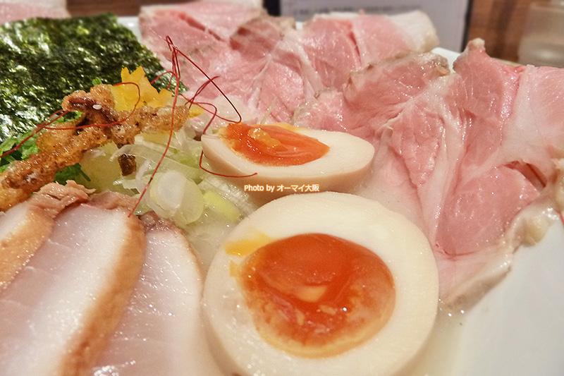 ラーメン「麺と心7」が誇る全部入りの「魚介そば 極」はトッピングが超豪華です。