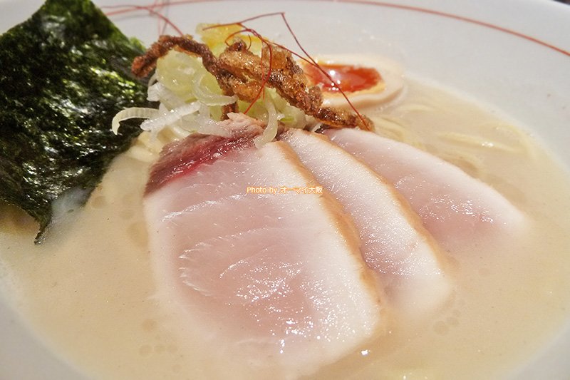 ランチタイムに行列ができる「麺と心7」の「魚介そば 新味」はカジキマグロのチャーシューが絶品です。