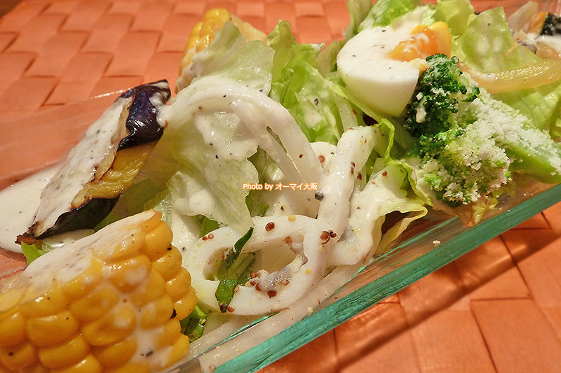 イタリア料理「ボーノボーノ」のサラダは焼き野菜と生野菜がバランスよく盛りつけられています。