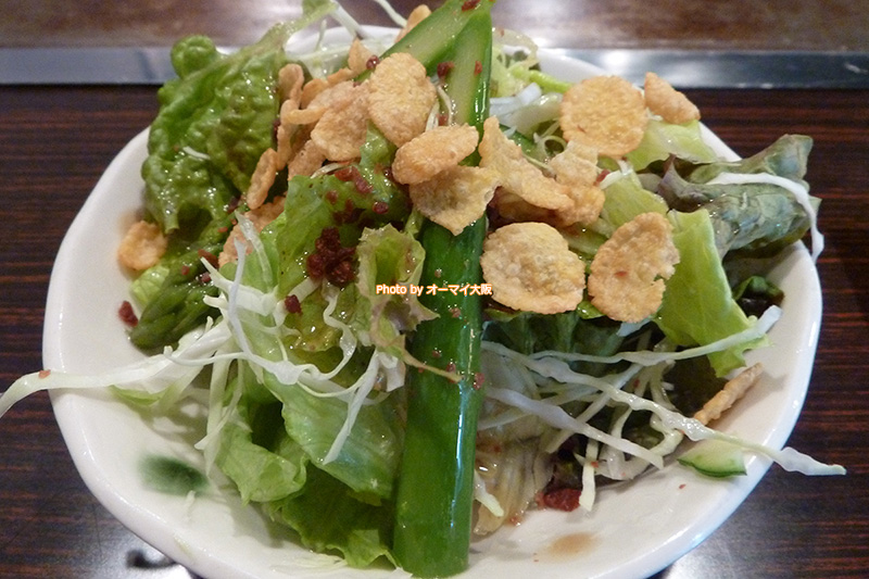 お好み焼き「千房 あびこ店」のアスパラガスのサラダ。名店「千房」は、サイドメニューも充実しています。