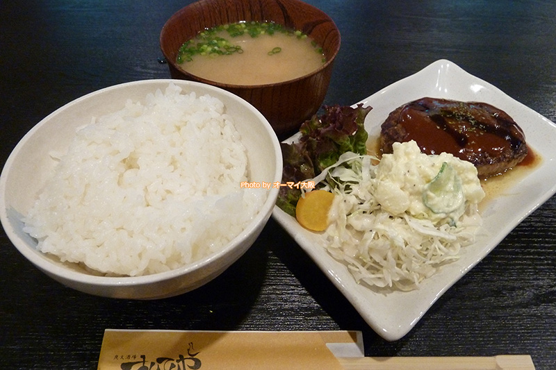 居酒屋「まんてんや」はワンコインのランチが魅力。畳(たたみ)の座敷があるので、ゆっくりとランチを味わうことができます。