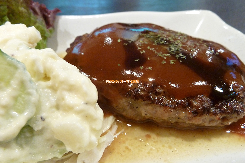 居酒屋「まんてんや」はカウンター席もあります。ランチタイムも営業していて、お気に入りはハンバーグです。