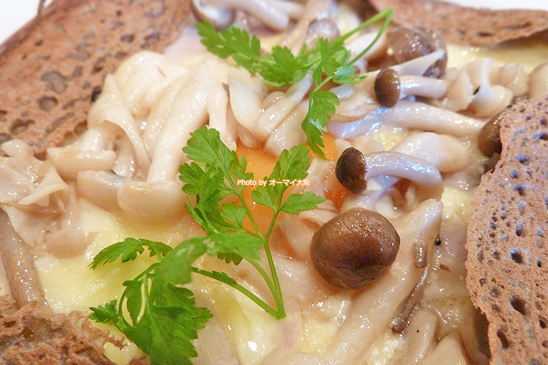 カジュアルフレンチ「プレフェレ」のキノコとチーズのガレット。ビジュアルが本当に美しいガレットです。