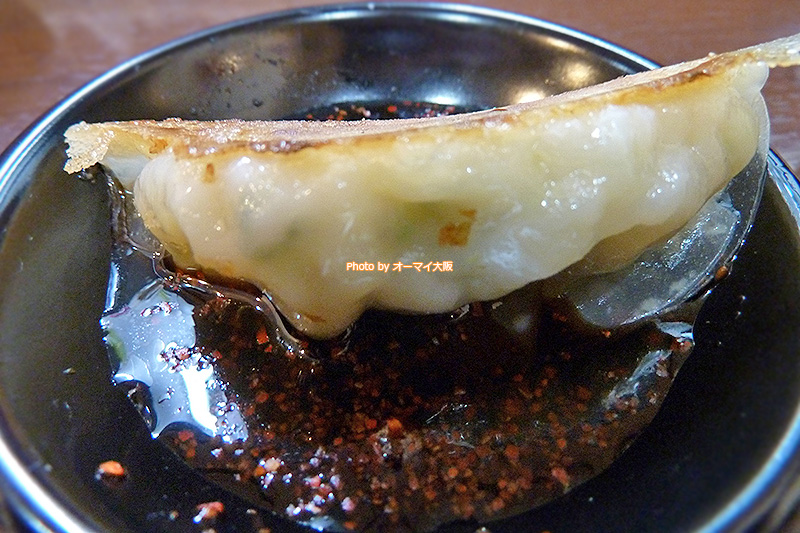 餃子専門店「龍華山」が誇る特製の薬味とタレをブレンドして、餃子に深みを与えてみました。