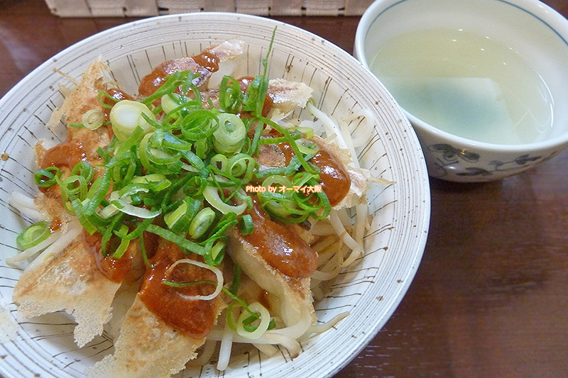 2回目のランチはワンコインの餃子丼とスープに決定。500円のランチはありがたいです。