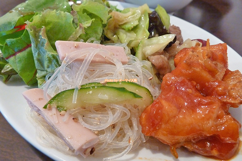 中華料理「双琉（そうりゅう）」のおかずの盛り合わせ。たっぷりのサラダがうれしいです。