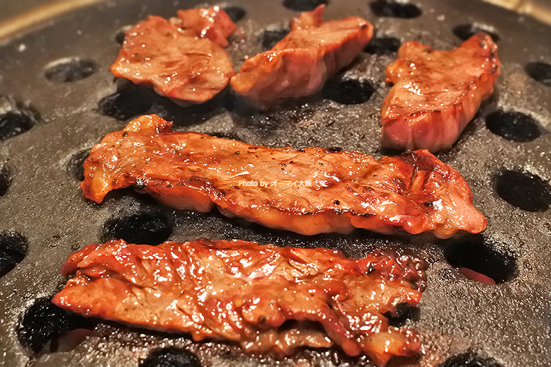 石網で焼くハラミはふっくらジューシー。石網は、七輪の炭火焼きと並んで大好きな焼肉の調理法です。