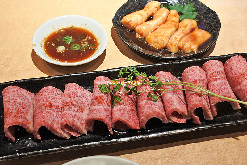 大人気の焼肉店「万両 天神橋店」の看板メニューが「特選カルビ」です。