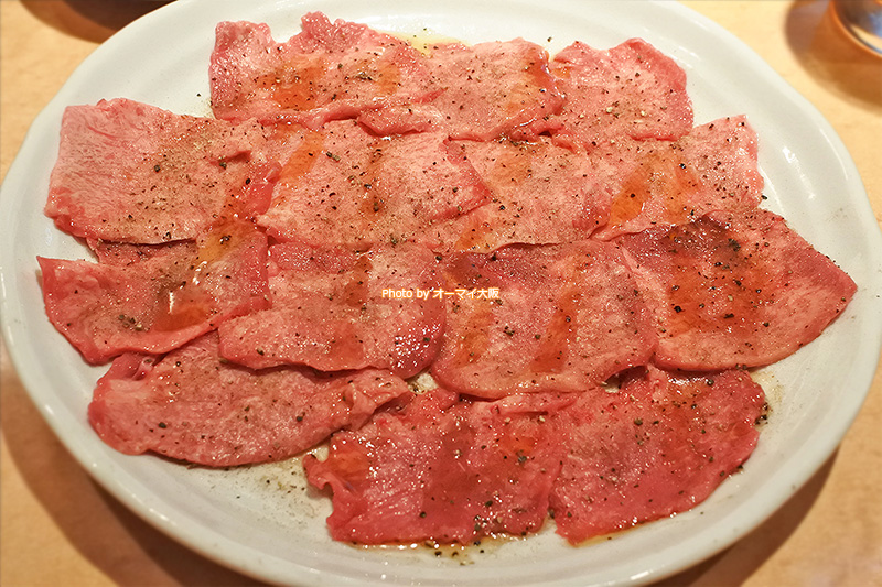 焼肉ディナーのスタートはやっぱり「塩タン」。焼肉「万両 天神橋店」の塩タンはレモンをしぼらないタイプの塩タンです。