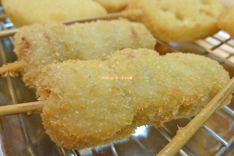 ササミの串揚げもおいしい「朝日」。二度漬け禁止のソースにたっぷりとくぐらせましょう。