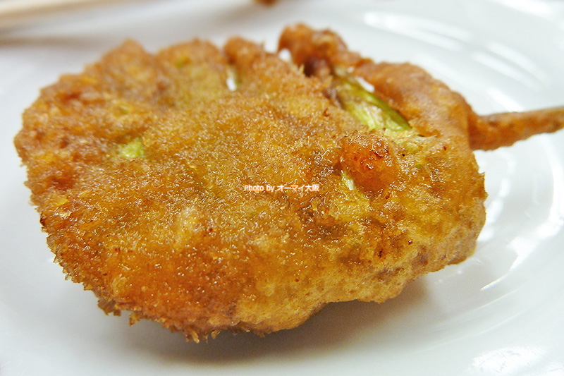 アスパラガスの串揚げに「てんぐ」が誇る自慢のソースをしっかりとつけていただきます。