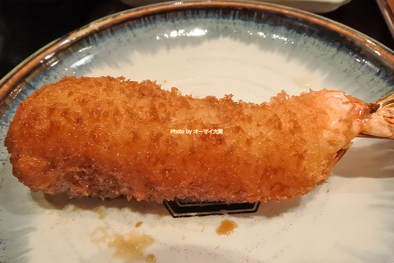 エビの串揚げは女性の観光客に人気です。