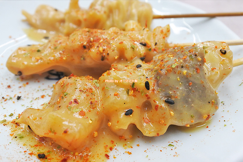 どて焼きからスタートする「八重勝」の常連さんは多いです。