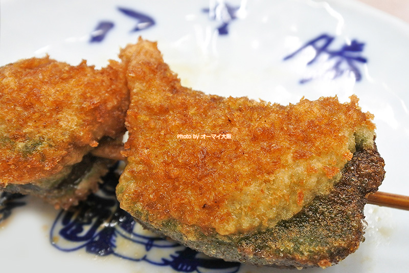 串カツの名店「八重勝」が誇る生麩の串揚げは食感が最高です。