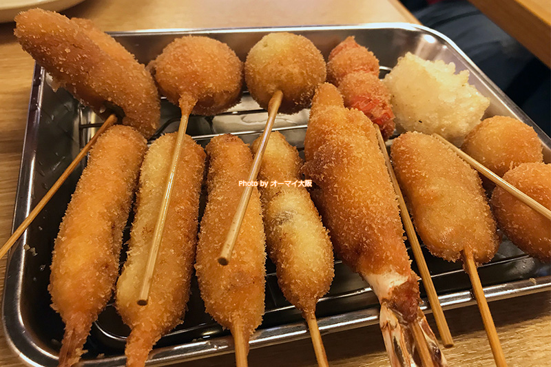 ウインナーは、昔なつかしい「赤ウインナー」。アスパラの串揚げは「V字型」。女性も食べやすい形です。