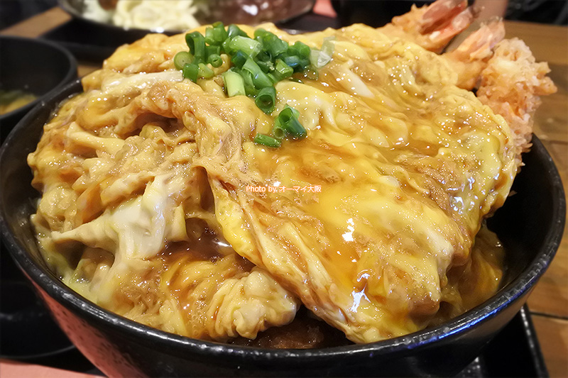 人気店「ポミエ」のえび丼はエビ天3本入りです。