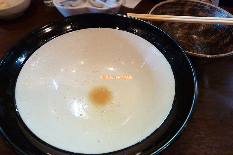 スープを完食することは、ほとんどありませんが、ラーメン「金久右衛門（きんぐえもん）本店」の大阪ブラックは全汁してしまいました。