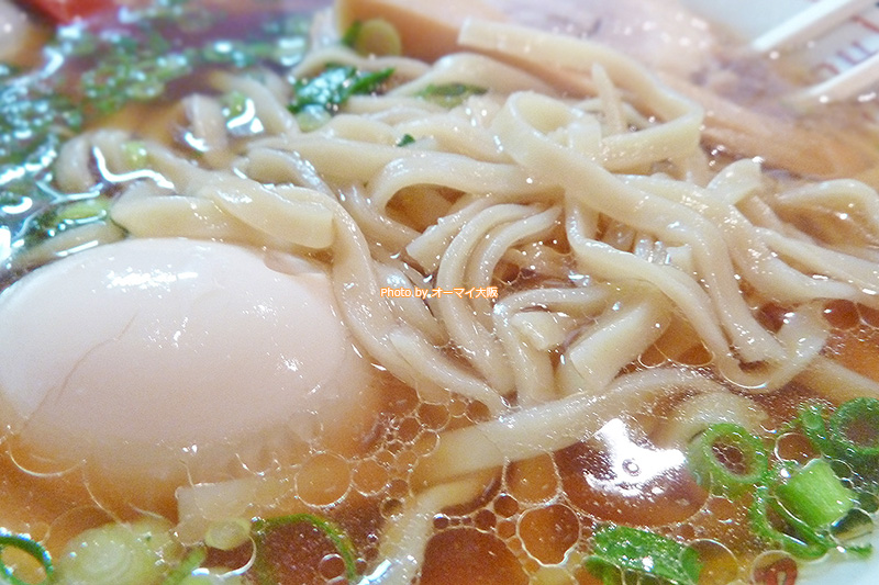 麺の太さを選択できる「金久右衛門（きんぐえもん）本店。今回のランチで注文した紅醤油ラーメンの麺は太麺を選択しました。