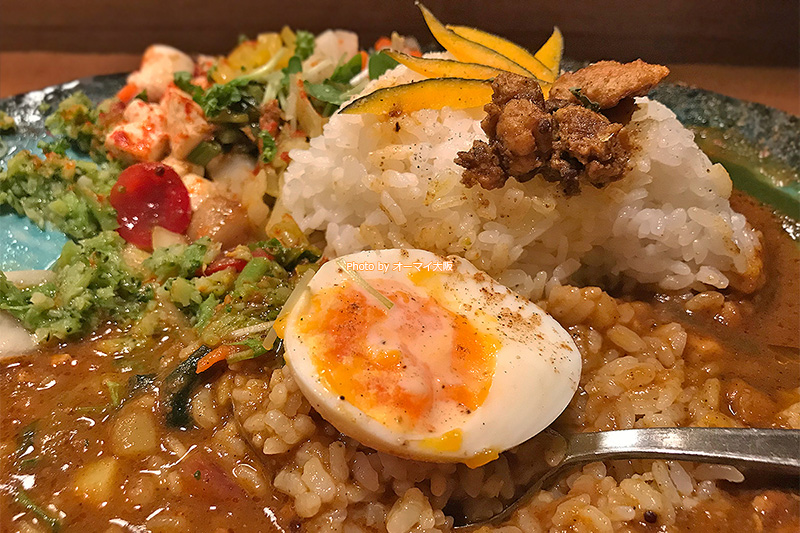 玉子ピクルスをトッピング。芸術的なカレーをまぜまぜして食べましょう。