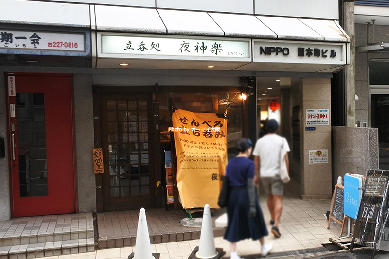 大阪が誇るカレー専門店「ボタニカリー」の外観。お客さんが次から次へとやって来ます。