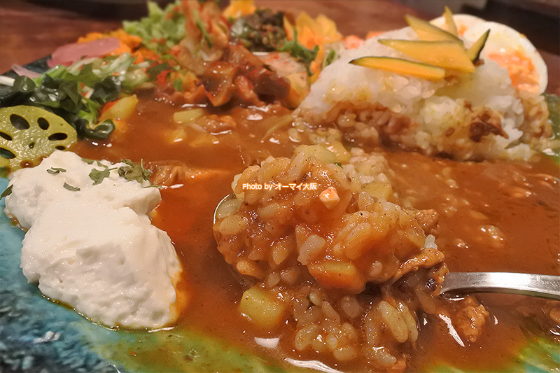 混ぜると味が変化するスパイスカレーは「ボタニカリー」の真骨頂です。