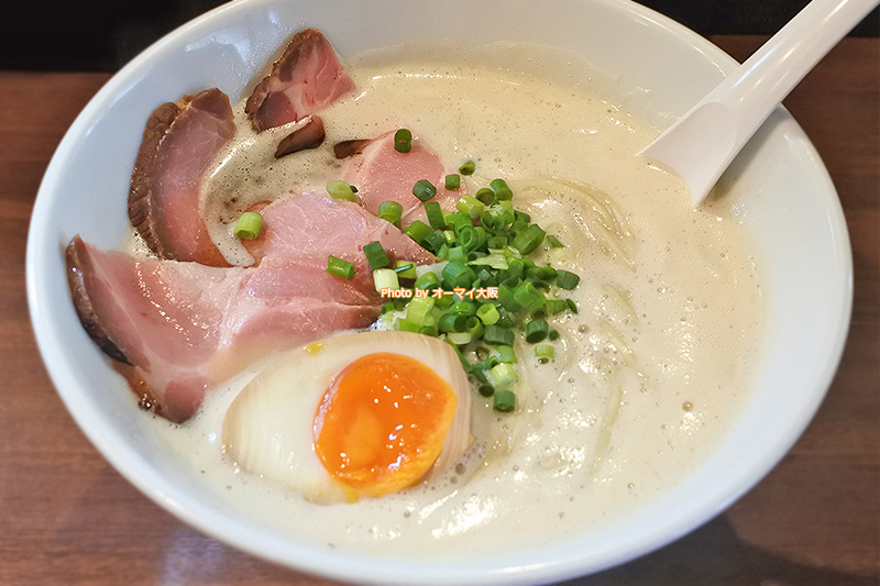 待望の「葛」の大盛り出し蕎麦。赤と黄色と白のコントラストが美しいラーメンです。