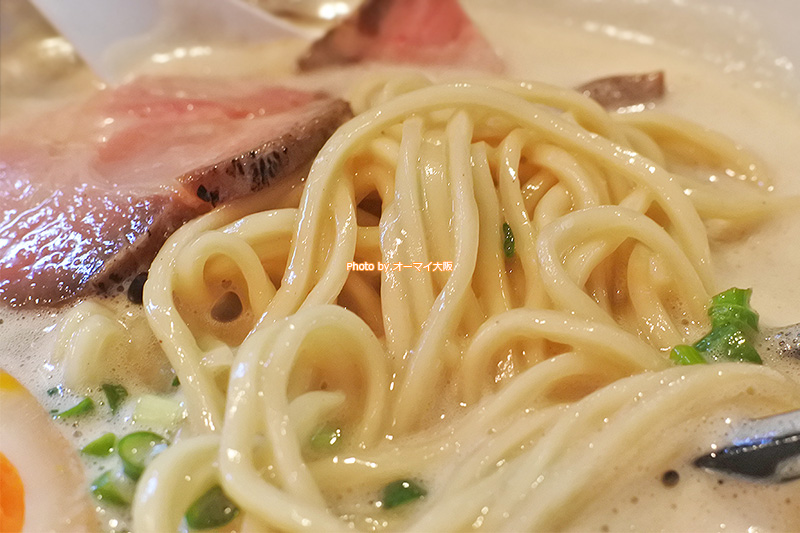 麺はストレートの中太麺。ラーメン「葛」は麺とスープのからみ具合が最高です。