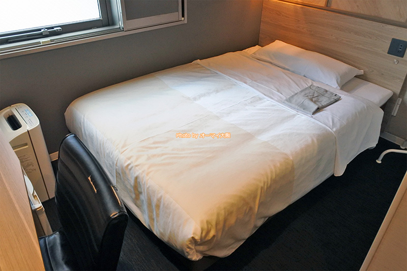 ビジネスホテル「スーパーホテル梅田肥後橋」のシングルベッドです。