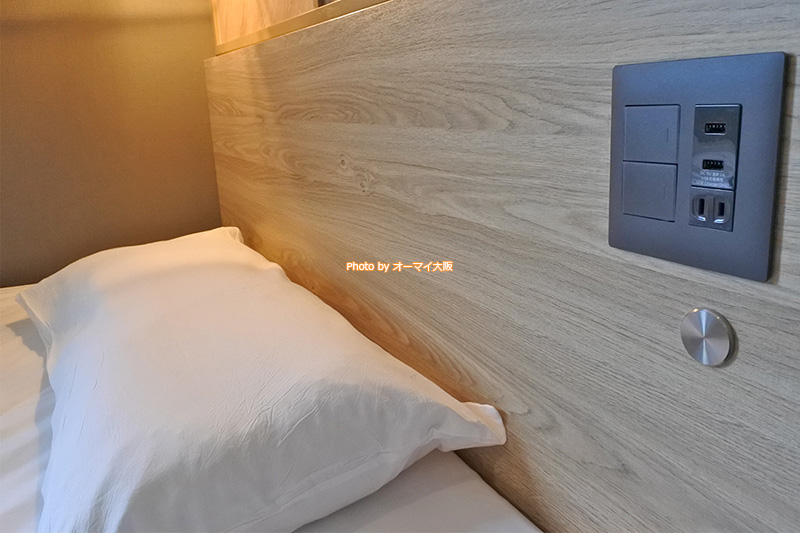 ベッドの頭に電気コンセントとUSBコンセントを完備しています。