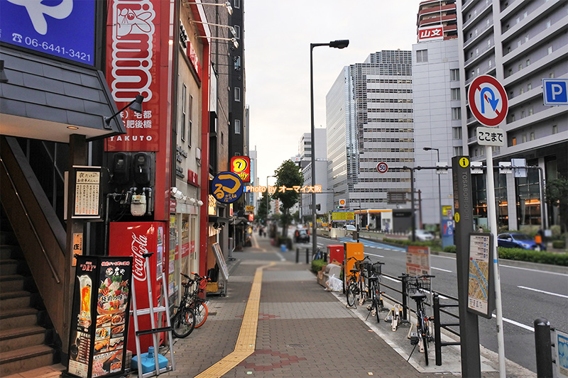 土佐堀通をまっすぐ進むと、ビジネスホテル「ウェリナホテルプレミア中之島イースト」が見えてきます。