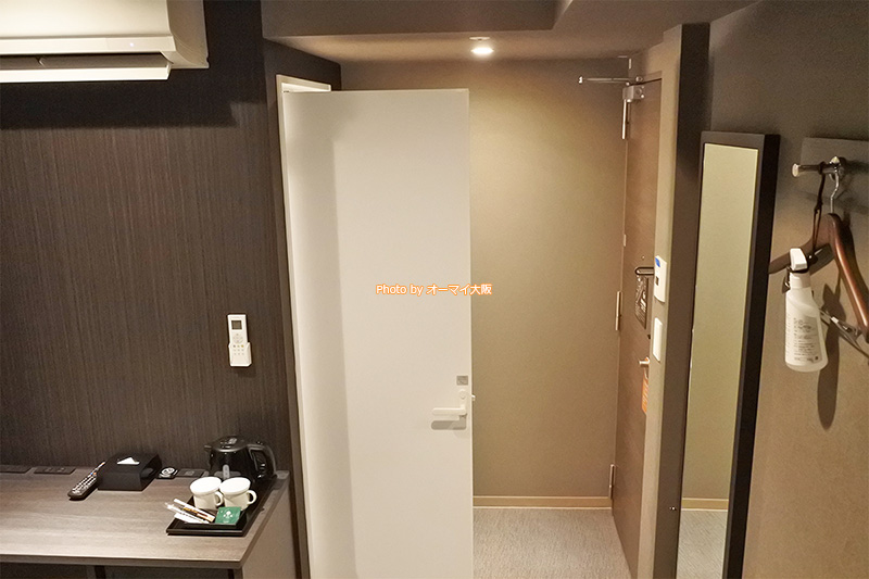 ビジネスホテル「ウェリナホテルプレミア中之島イースト」のコンパクトにまとまったセミダブルの客室です。