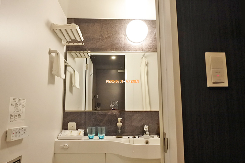 ビジネスホテル「ウェリナホテルプレミア中之島イースト」の風呂はコンパクトなユニットバスです。