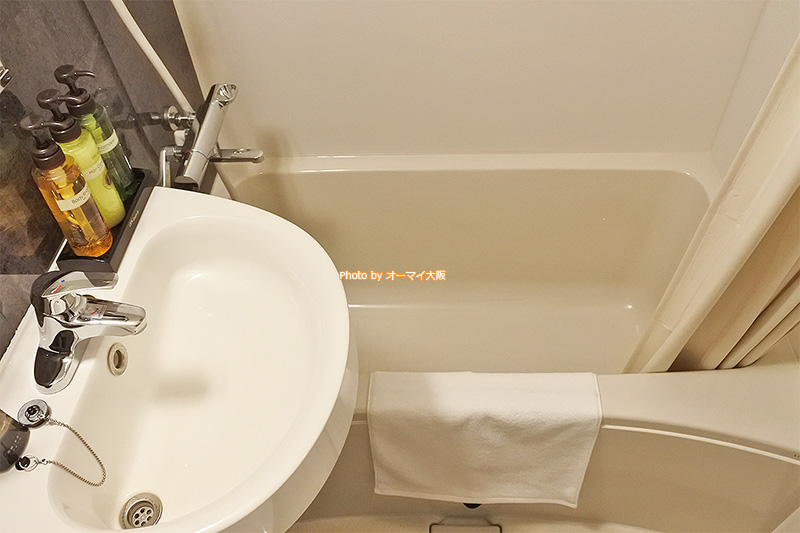 新しいビジネスホテルはバスタブがキレイで気持ちよく風呂に入ることができます。