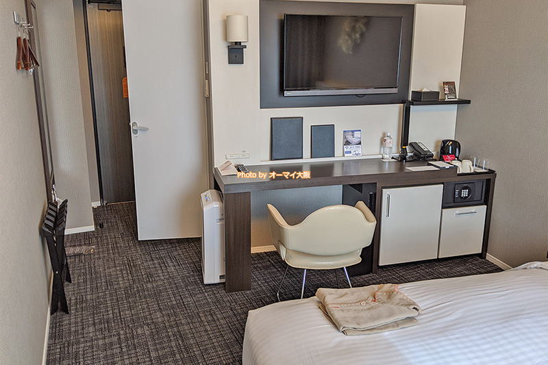 宿泊した「プレミアホテルCABIN大阪」の「デラックスシングル」のデスク周りです。