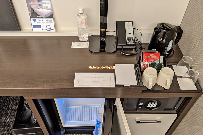 広い机が魅力の「プレミアホテルCABIN大阪」。無料のサービスが充実しています。