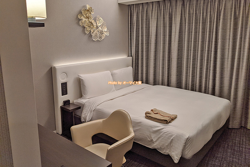 広々と使えるシモンズ製のクイーンサイズのベッドです。