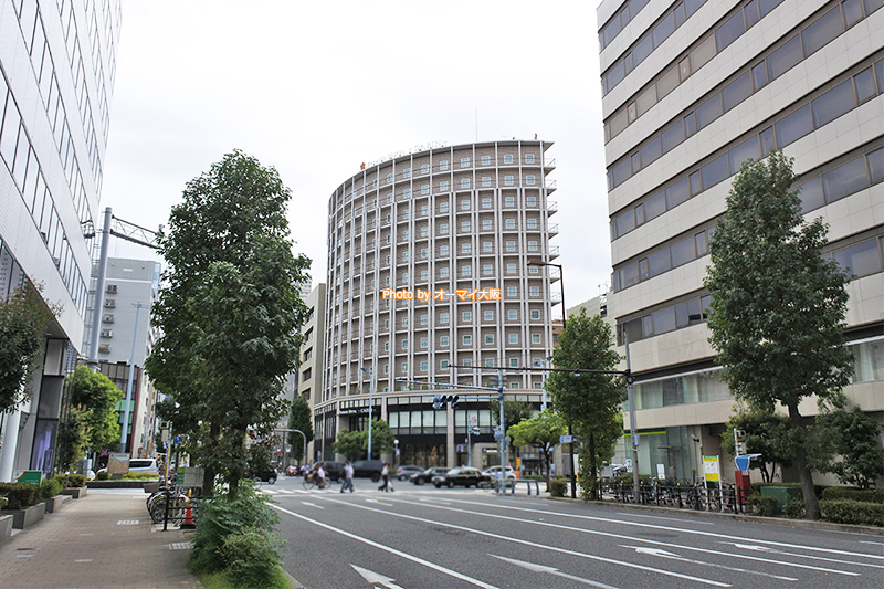 南森町の交差点にある人気のビジネスホテル「プレミアホテルキャビン大阪」の外観です。