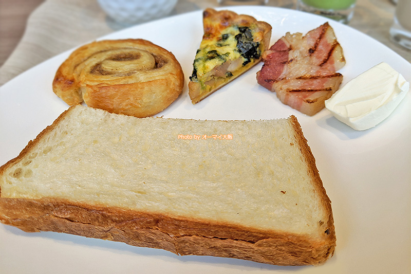 パンもおいしい「プレミアホテルキャビン大阪」の朝食です。