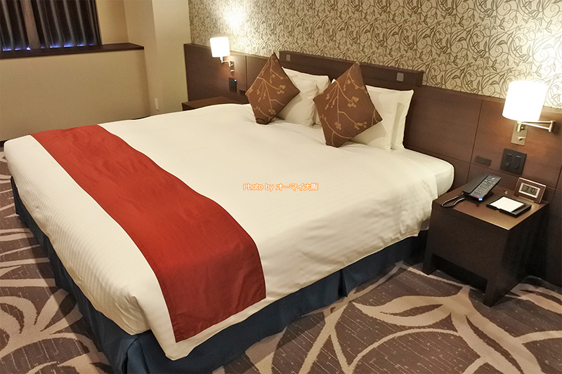 のんびりと過ごせるキングサイズのベッドは「クインテッサホテル大阪ベイ」の大きな魅力です。