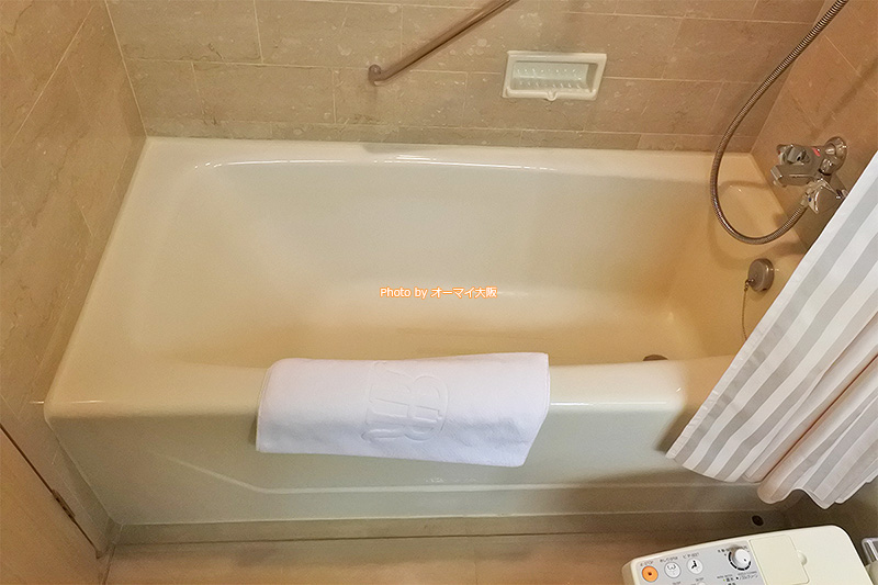 お風呂がキレイな「リーガロイヤルホテル大阪」。男性も足を伸ばせるお風呂の大きさです。