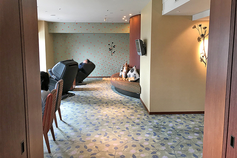 専用カフェラウンジはドリンクやフード、マッサージチェアがあります。