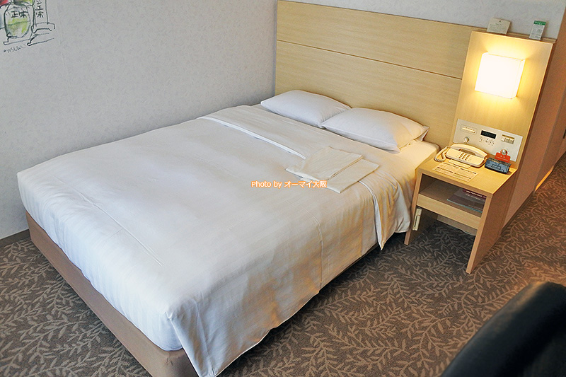 ベッドはサータ社のセミダブルベッドを完備。ウエストウイングのシングルルームは使う目的によって、お得に宿泊できます。