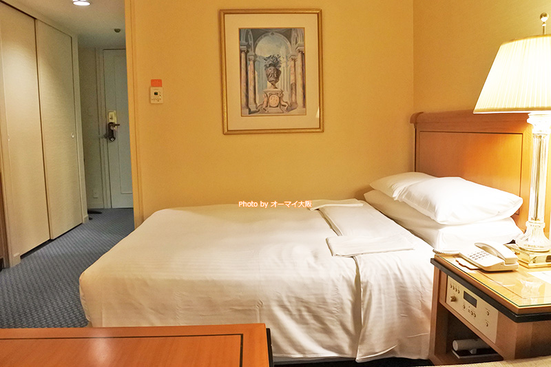 仕事や観光の準備ができるように「リーガロイヤルホテル大阪」のベッド周りは充実しています。