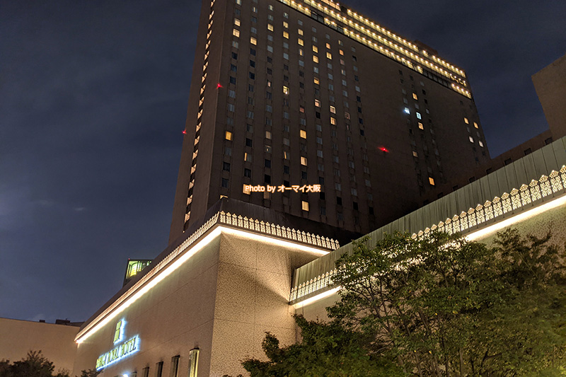 ライトアップされた夜景がキレイな「リーガロイヤルホテル大阪」の外観です。