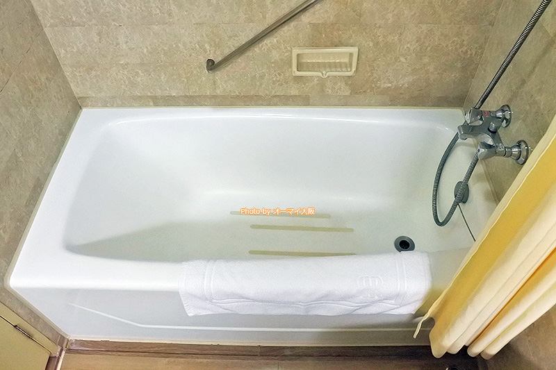 バスタブは決して新しいわけじゃありませんが、広さも大きさも申し分なく、風呂に入ってくつろぐことができます。