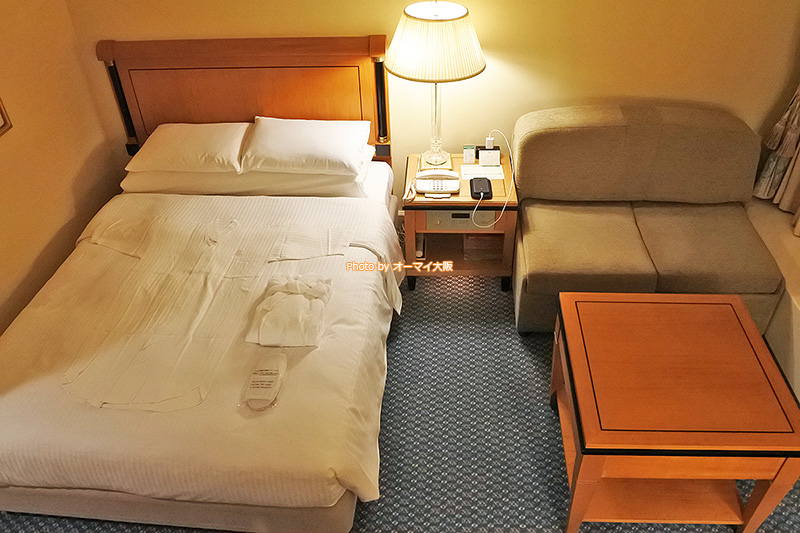 ベッドは幅140センチのクイーンサイズです。