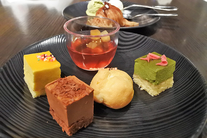 小さなサイズのケーキがうれしい「リーガロイヤルホテル大阪」の夕食ビュッフェです。